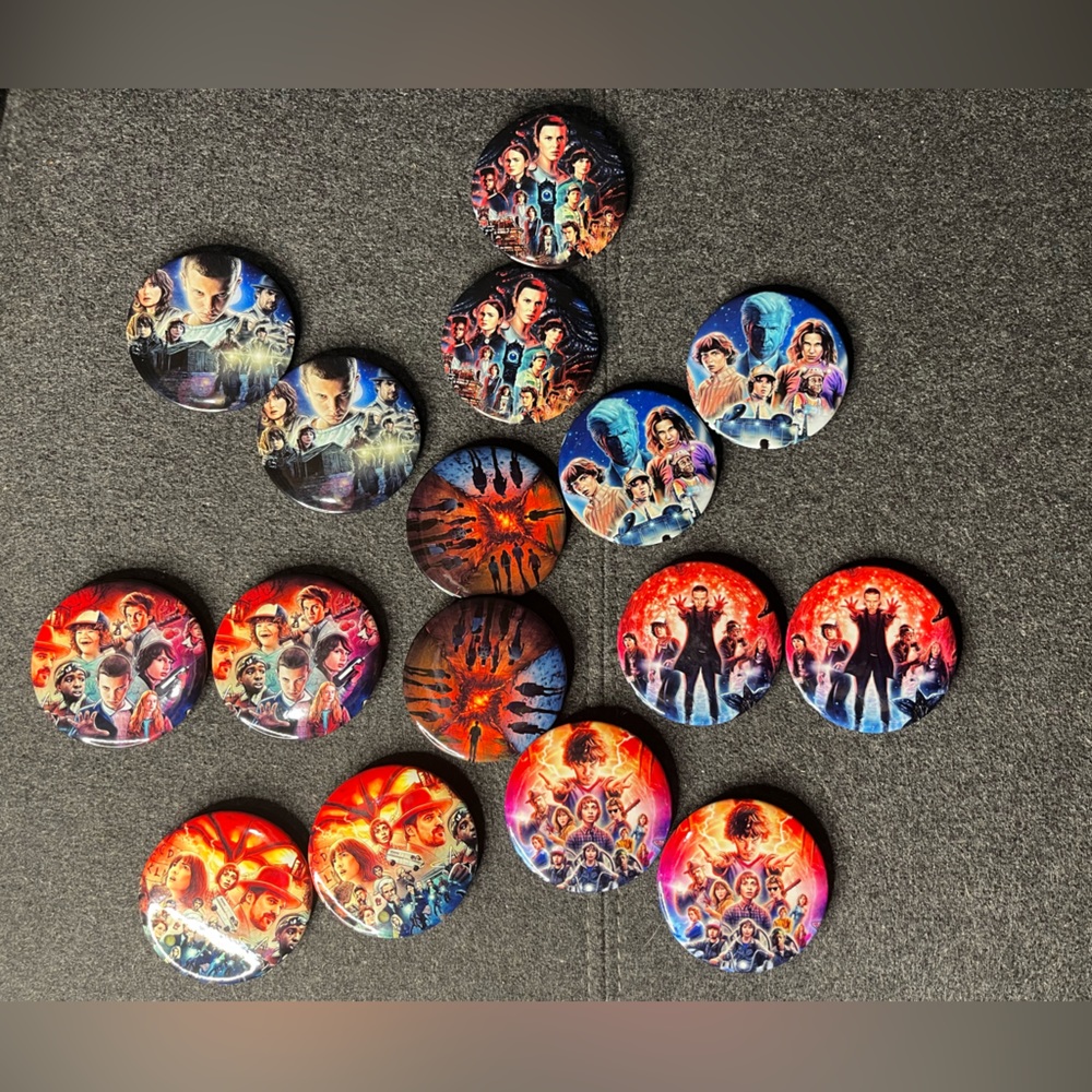 16 stranger things pinback buttons
